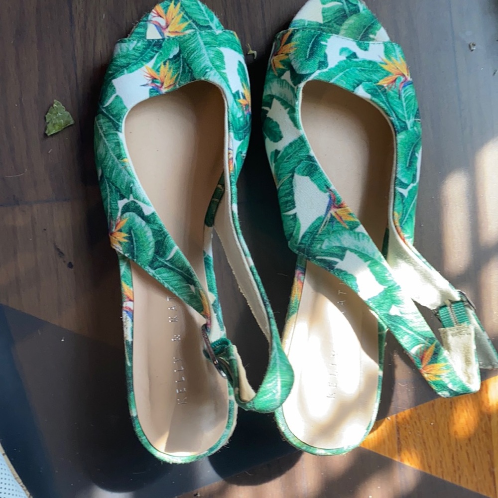 Green leaf print sandals